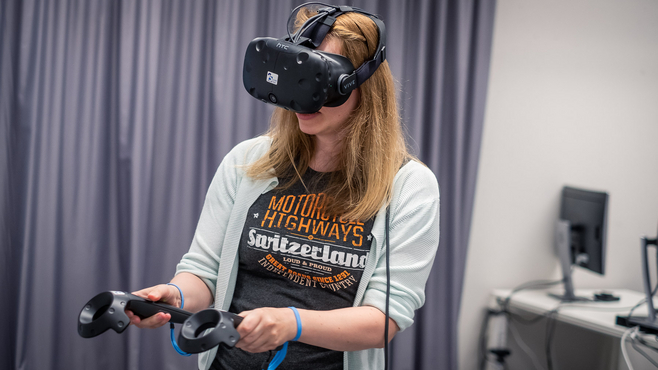 Une femme portant un casque de réalité virtuelle