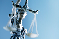 Statue de la Justice sur le premier plan bleu