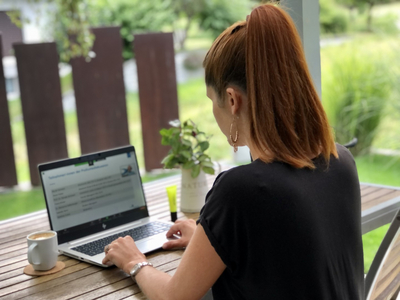 Une femme participe à une séance en ligne d'UniDistance Suisse